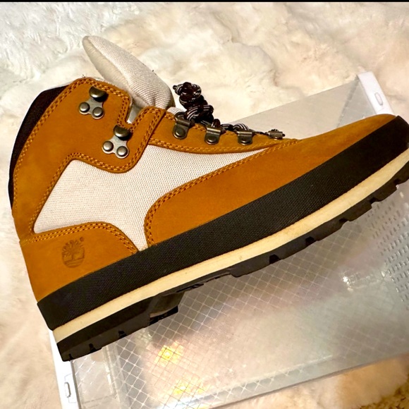 Timberland• Classic Men\'s Brown and Cream Boots•9.5 main image 13